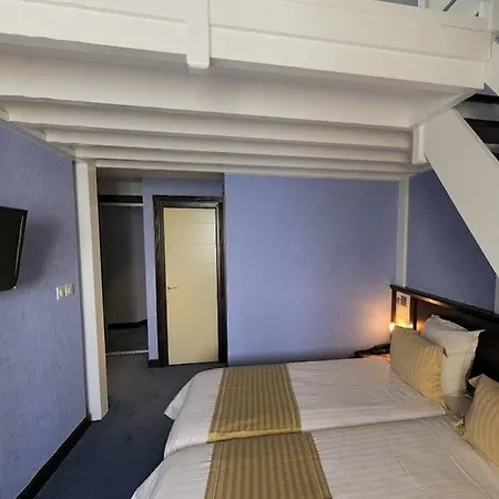 La Mere Champlain Hotel 3*
